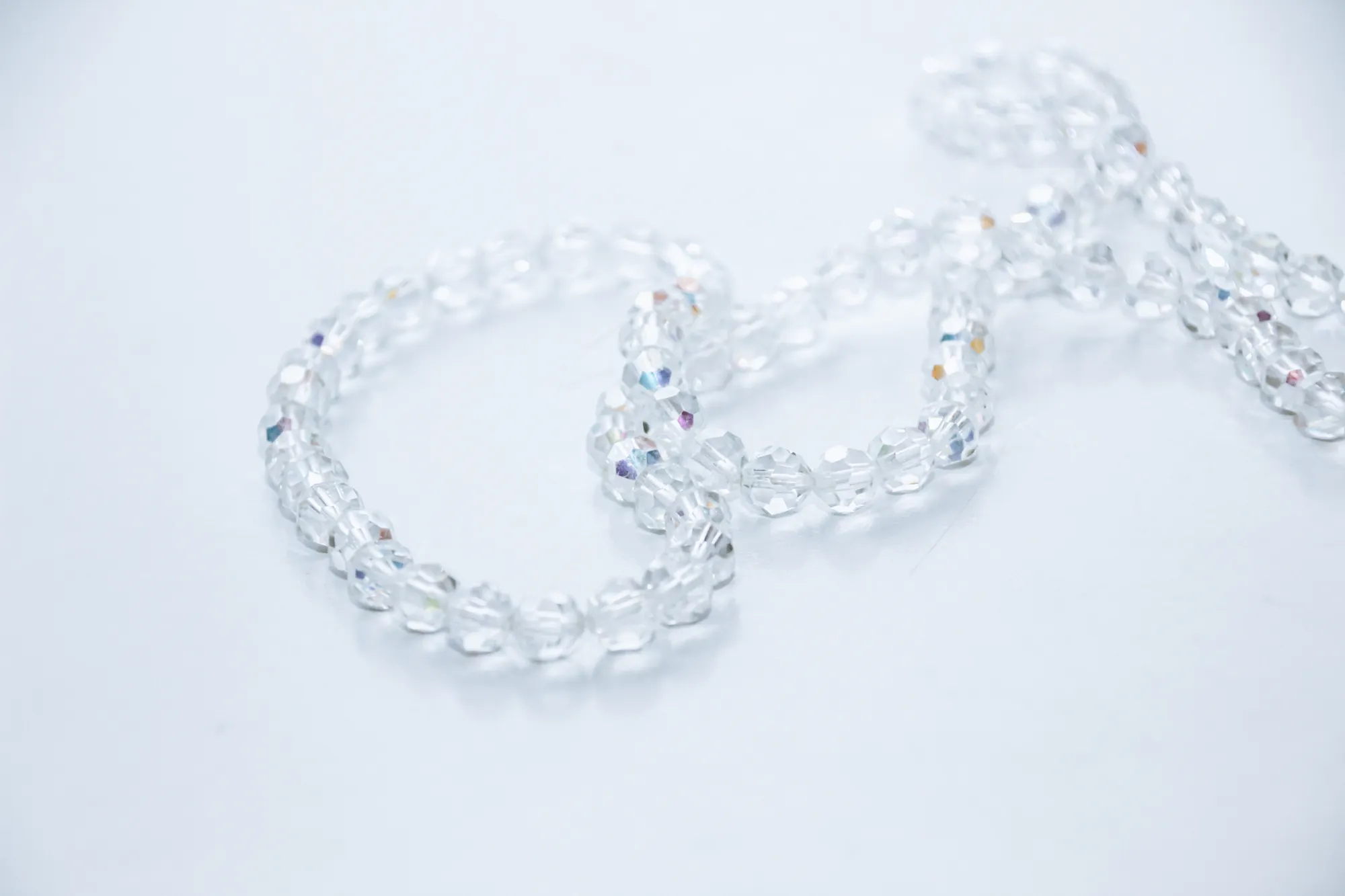 Collar de cristal de roca facetado sobre fondo blanco