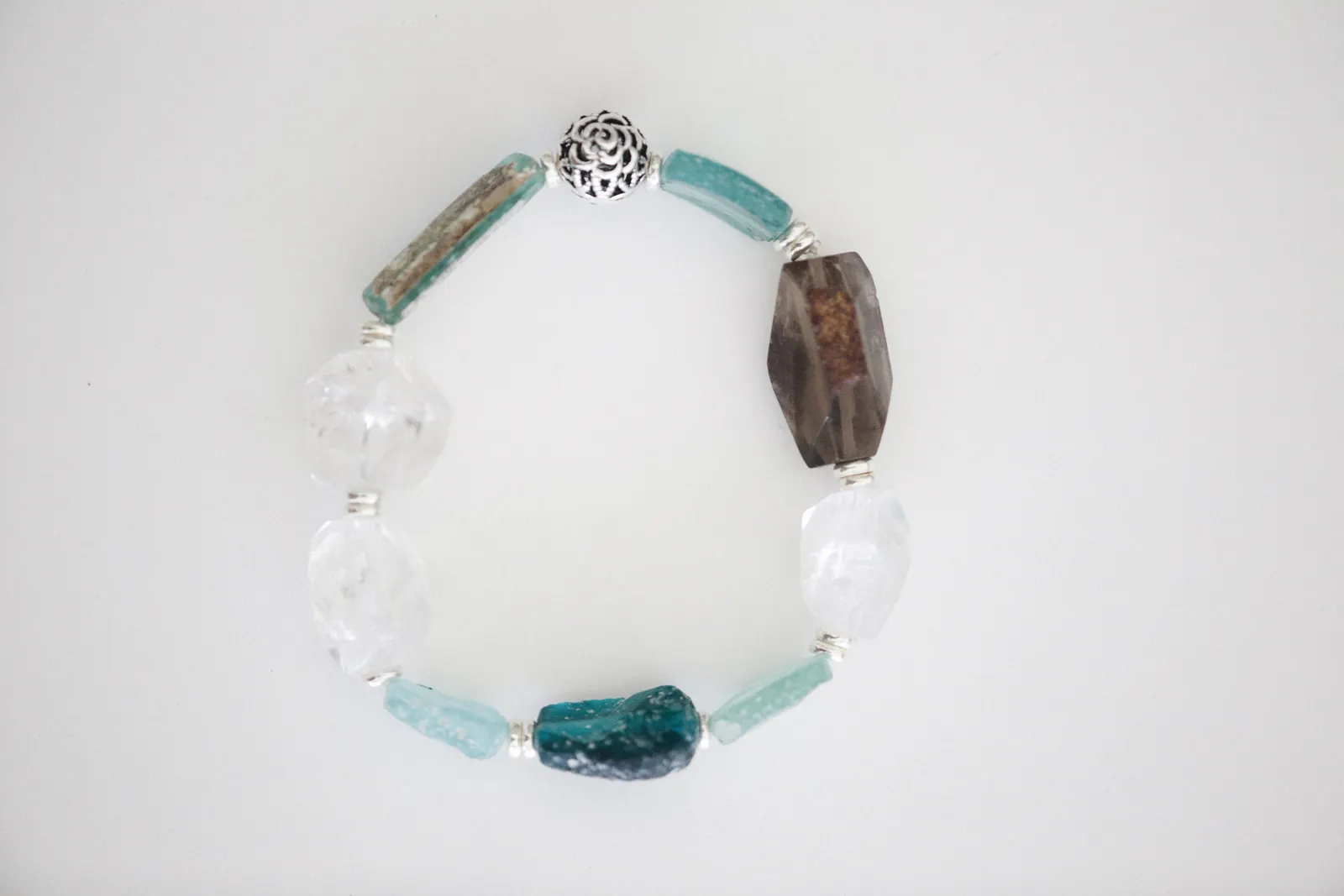 Pulsera de piedras naturales con aguamarina y cuarzo sobre fondo blanco